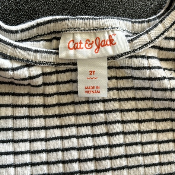 Girls 2T shorts and long sleeve shirt like new - Picture 4 of 4